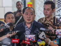 Direktur Utama PT Sri Rejeki Isman Tbk. (2005-2022) atau Sritex, Iwan Kurniawan Lukminto usai menjalani pemeriksaan sebagai saksi di Gedung Pidsus, Kejaksaan Agung (Kejagung), Jakarta, Senin (23/6/2025).(CNBC Indonesia/Faisal Rahman)