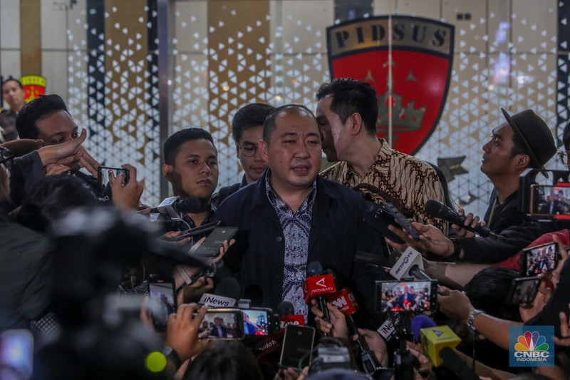 Direktur Utama PT Sri Rejeki Isman Tbk. (2005-2022) atau Sritex, Iwan Kurniawan Lukminto usai menjalani pemeriksaan sebagai saksi di Gedung Pidsus, Kejaksaan Agung (Kejagung), Jakarta, Senin (23/6/2025). Direktur Utama PT Sri Rejeki Isman Tbk. (2005-2022) atau Sritex, Iwan Kurniawan Lukminto usai menjalani pemeriksaan sebagai saksi di Gedung Pidsus, Kejaksaan Agung (Kejagung), Jakarta, Senin (23/6/2025). (CNBC Indonesia/Faisal Rahman)