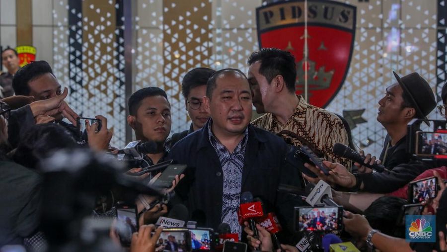 Direktur Utama PT Sri Rejeki Isman Tbk. (2005-2022) atau Sritex, Iwan Kurniawan Lukminto usai menjalani pemeriksaan sebagai saksi di Gedung Pidsus, Kejaksaan Agung (Kejagung), Jakarta, Senin (23/6/2025). (CNBC Indonesia/Faisal Rahman)