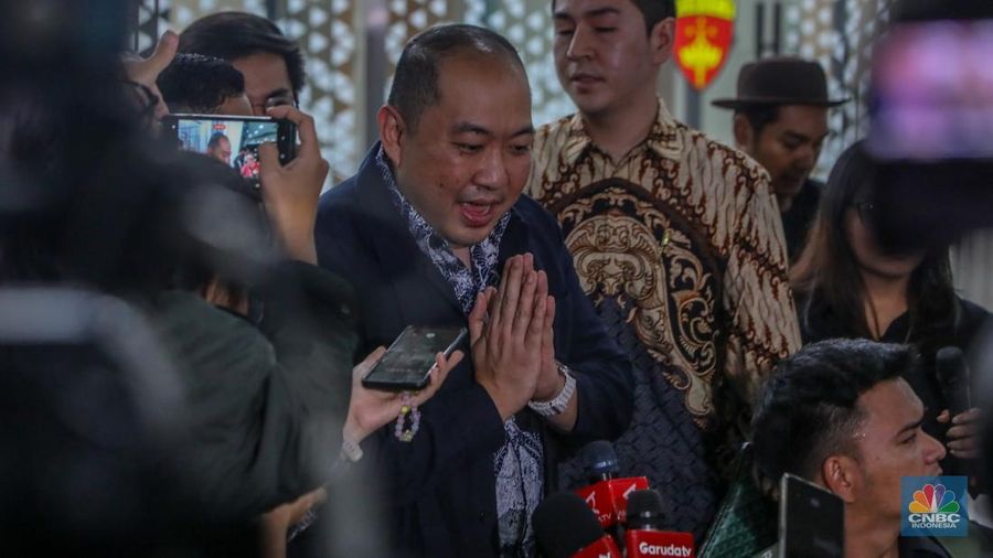 Direktur Utama PT Sri Rejeki Isman Tbk. (2005-2022) atau Sritex, Iwan Kurniawan Lukminto usai menjalani pemeriksaan sebagai saksi di Gedung Pidsus, Kejaksaan Agung (Kejagung), Jakarta, Senin (23/6/2025). (CNBC Indonesia/Faisal Rahman)