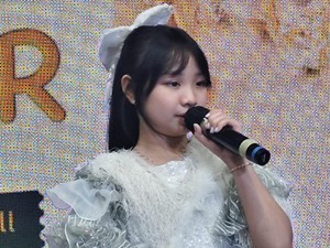 Etenia Croft Bikin Penonton Meleleh Lewat Mini Konser Bersinar