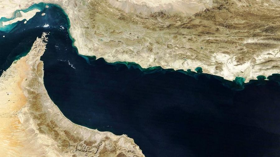 Gambar berwarna alami yang diambil dengan MODIS pada satelit Terra NASA yang diambil pada tanggal 5 Februari 2025 ini menunjukkan Teluk Oman dan wilayah Makran (tengah) di Iran selatan dan Pakistan barat daya, serta Selat Hormuz (kiri) dan pantai utara Oman (bawah). (AFP/-)