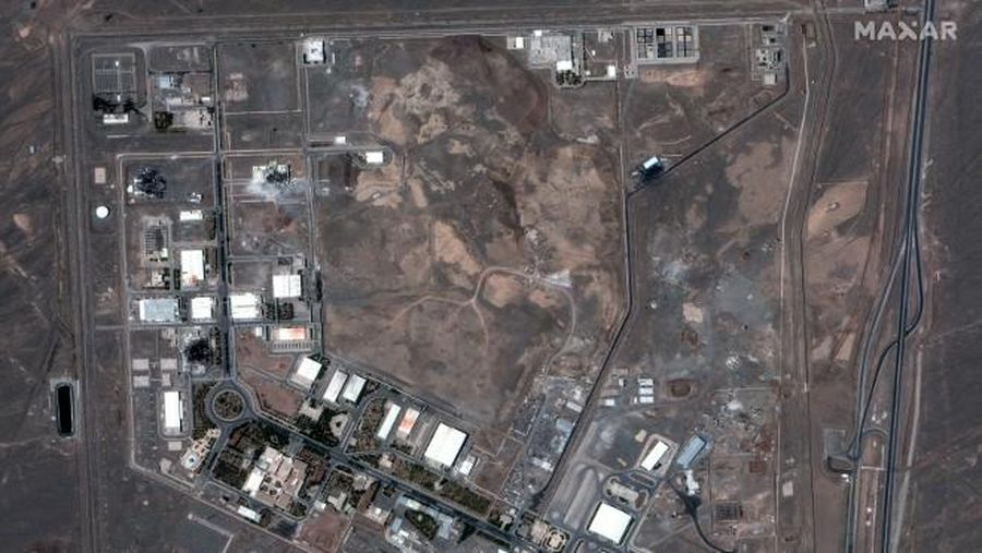 Gambar satelit yang diambil pada Minggu (22/6) menunjukkan dampak serangan udara Amerika Serikat terhadap situs nuklir Iran di Isfahan dan Natanz. (via REUTERS/MAXAR TECHNOLOGIES) Gambar satelit yang diambil pada Minggu (22/6) menunjukkan dampak serangan udara Amerika Serikat terhadap situs nuklir Iran di Isfahan dan Natanz. (via REUTERS/MAXAR TECHNOLOGIES)