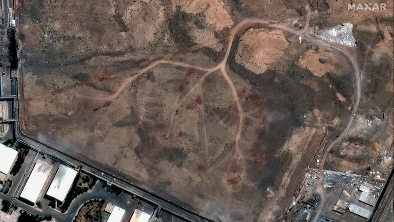 Gambar satelit yang diambil pada Minggu (22/6) menunjukkan dampak serangan udara Amerika Serikat terhadap situs nuklir Iran di Isfahan dan Natanz. (via REUTERS/MAXAR TECHNOLOGIES)
