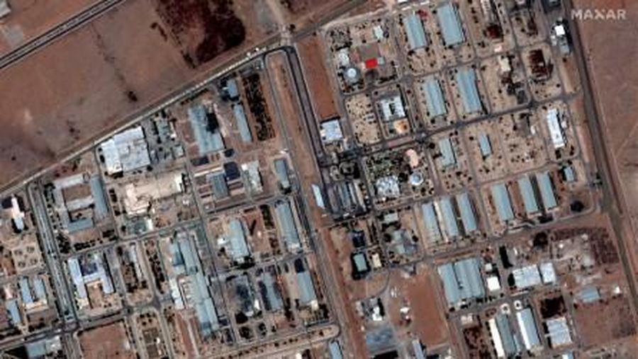 Gambar satelit yang diambil pada Minggu (22/6) menunjukkan dampak serangan udara Amerika Serikat terhadap situs nuklir Iran di Isfahan dan Natanz. (via REUTERS/MAXAR TECHNOLOGIES)