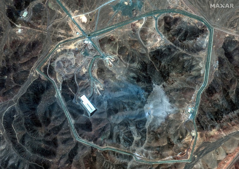 Gambar satelit yang diambil pada Minggu (22/6) menunjukkan dampak serangan udara Amerika Serikat terhadap situs nuklir Iran di Isfahan dan Natanz. (via REUTERS/MAXAR TECHNOLOGIES) Gambar satelit yang diambil pada Minggu (22/6) menunjukkan dampak serangan udara Amerika Serikat terhadap situs nuklir Iran di Isfahan dan Natanz. (via REUTERS/MAXAR TECHNOLOGIES)