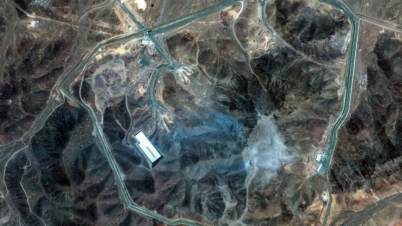 Gambar satelit yang diambil pada Minggu (22/6) menunjukkan dampak serangan udara Amerika Serikat terhadap situs nuklir Iran di Isfahan dan Natanz. (via REUTERS/MAXAR TECHNOLOGIES)