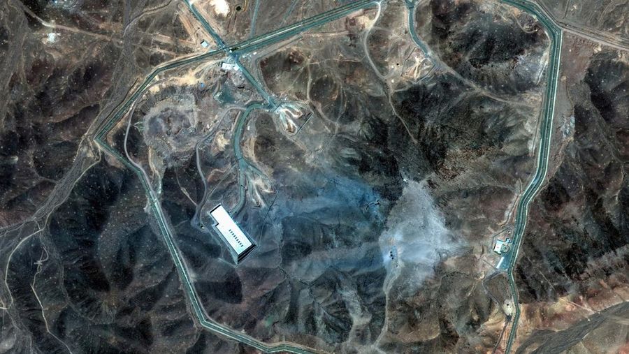 Gambar satelit yang diambil pada Minggu (22/6) menunjukkan dampak serangan udara Amerika Serikat terhadap situs nuklir Iran di Isfahan dan Natanz. (via REUTERS/MAXAR TECHNOLOGIES)