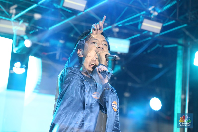 Grup band D'Masiv tampil memukau dalam gelaran Allo Fest 2025 yang berlangsung di Istora Senayan, Jakarta, pada Minggu (22/6/2025). (CNBC Indonesia/Tias Budiarto) Grup band D'Masiv tampil memukau dalam gelaran Allo Fest 2025 yang berlangsung di Istora Senayan, Jakarta, pada Minggu (22/6/2025). (CNBC Indonesia/Tias Budiarto)