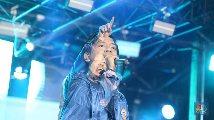 Grup band D'Masiv tampil memukau dalam gelaran Allo Fest 2025 yang berlangsung di Istora Senayan, Jakarta, pada Minggu (22/6/2025). (CNBC Indonesia/Tias Budiarto)