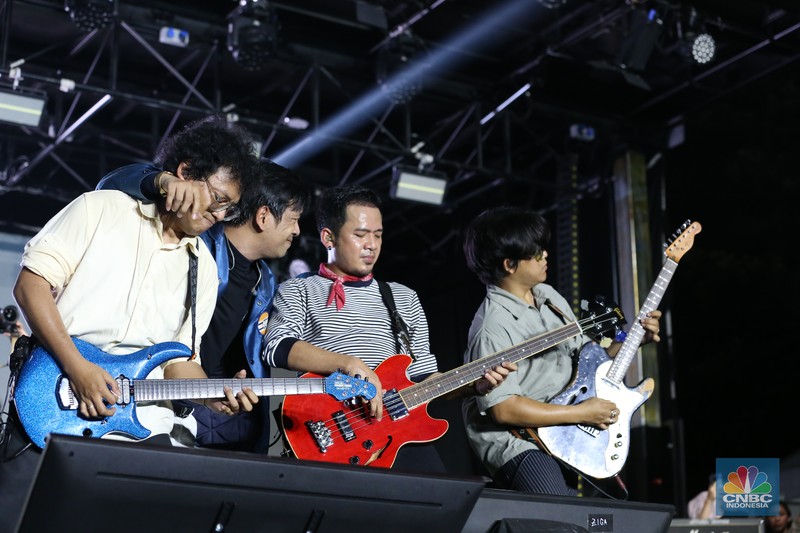 Grup band D'Masiv tampil memukau dalam gelaran Allo Fest 2025 yang berlangsung di Istora Senayan, Jakarta, pada Minggu (22/6/2025). (CNBC Indonesia/Tias Budiarto) Grup band D'Masiv tampil memukau dalam gelaran Allo Fest 2025 yang berlangsung di Istora Senayan, Jakarta, pada Minggu (22/6/2025). (CNBC Indonesia/Tias Budiarto)