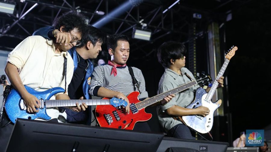 Grup band D'Masiv tampil memukau dalam gelaran Allo Fest 2025 yang berlangsung di Istora Senayan, Jakarta, pada Minggu (22/6/2025). (CNBC Indonesia/Tias Budiarto)