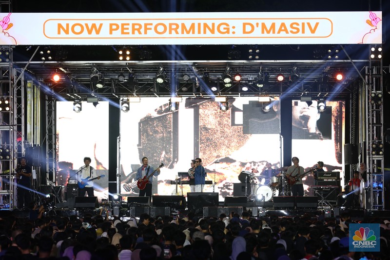 Grup band D'Masiv tampil memukau dalam gelaran Allo Fest 2025 yang berlangsung di Istora Senayan, Jakarta, pada Minggu (22/6/2025). (CNBC Indonesia/Tias Budiarto) Grup band D'Masiv tampil memukau dalam gelaran Allo Fest 2025 yang berlangsung di Istora Senayan, Jakarta, pada Minggu (22/6/2025). (CNBC Indonesia/Tias Budiarto)
