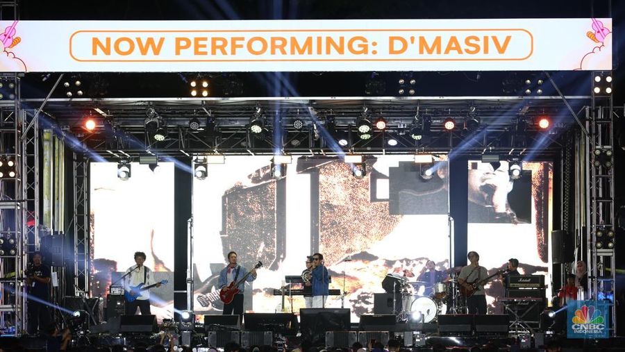 Grup band D'Masiv tampil memukau dalam gelaran Allo Fest 2025 yang berlangsung di Istora Senayan, Jakarta, pada Minggu (22/6/2025). (CNBC Indonesia/Tias Budiarto)