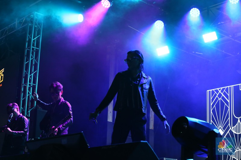 Grup band D'Masiv tampil memukau dalam gelaran Allo Fest 2025 yang berlangsung di Istora Senayan, Jakarta, pada Minggu (22/6/2025). (CNBC Indonesia/Tias Budiarto)