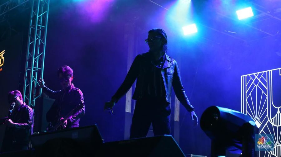 Grup band D'Masiv tampil memukau dalam gelaran Allo Fest 2025 yang berlangsung di Istora Senayan, Jakarta, pada Minggu (22/6/2025). (CNBC Indonesia/Tias Budiarto)