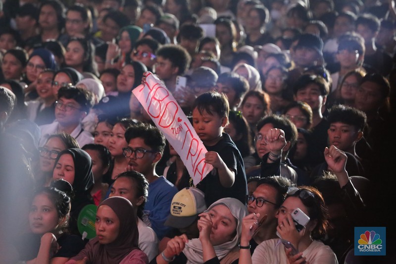 Grup band D'Masiv tampil memukau dalam gelaran Allo Fest 2025 yang berlangsung di Istora Senayan, Jakarta, pada Minggu (22/6/2025). (CNBC Indonesia/Tias Budiarto) Grup band D'Masiv tampil memukau dalam gelaran Allo Fest 2025 yang berlangsung di Istora Senayan, Jakarta, pada Minggu (22/6/2025). (CNBC Indonesia/Tias Budiarto)