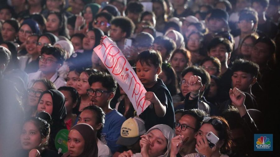 Grup band D'Masiv tampil memukau dalam gelaran Allo Fest 2025 yang berlangsung di Istora Senayan, Jakarta, pada Minggu (22/6/2025). (CNBC Indonesia/Tias Budiarto)