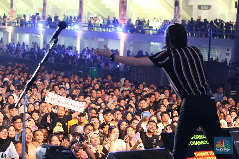 Grup band D'Masiv tampil memukau dalam gelaran Allo Fest 2025 yang berlangsung di Istora Senayan, Jakarta, pada Minggu (22/6/2025). (CNBC Indonesia/Tias Budiarto)