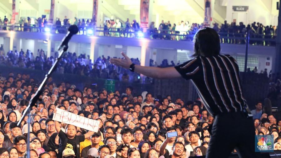 Grup band D'Masiv tampil memukau dalam gelaran Allo Fest 2025 yang berlangsung di Istora Senayan, Jakarta, pada Minggu (22/6/2025). (CNBC Indonesia/Tias Budiarto)