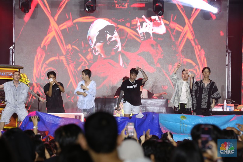 Grup band D'Masiv tampil memukau dalam gelaran Allo Fest 2025 yang berlangsung di Istora Senayan, Jakarta, pada Minggu (22/6/2025). (CNBC Indonesia/Tias Budiarto) Grup band D'Masiv tampil memukau dalam gelaran Allo Fest 2025 yang berlangsung di Istora Senayan, Jakarta, pada Minggu (22/6/2025). (CNBC Indonesia/Tias Budiarto)