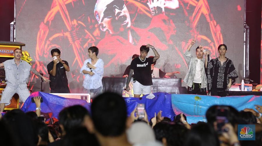 Grup band D'Masiv tampil memukau dalam gelaran Allo Fest 2025 yang berlangsung di Istora Senayan, Jakarta, pada Minggu (22/6/2025). (CNBC Indonesia/Tias Budiarto)