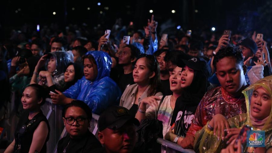 Grup band D'Masiv tampil memukau dalam gelaran Allo Fest 2025 yang berlangsung di Istora Senayan, Jakarta, pada Minggu (22/6/2025). (CNBC Indonesia/Tias Budiarto)