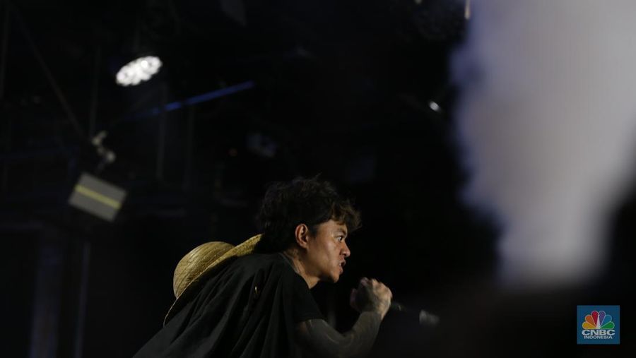 Grup band D'Masiv tampil memukau dalam gelaran Allo Fest 2025 yang berlangsung di Istora Senayan, Jakarta, pada Minggu (22/6/2025). (CNBC Indonesia/Tias Budiarto)