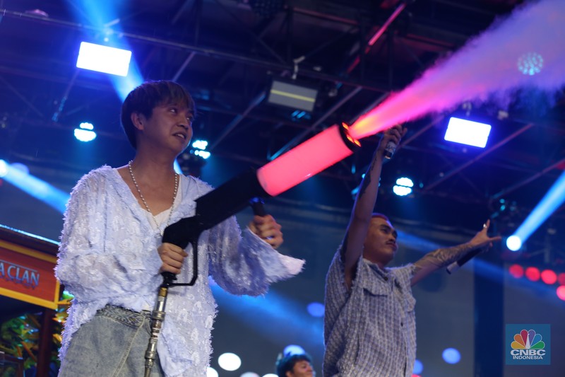 Grup band D'Masiv tampil memukau dalam gelaran Allo Fest 2025 yang berlangsung di Istora Senayan, Jakarta, pada Minggu (22/6/2025). (CNBC Indonesia/Tias Budiarto) Grup band D'Masiv tampil memukau dalam gelaran Allo Fest 2025 yang berlangsung di Istora Senayan, Jakarta, pada Minggu (22/6/2025). (CNBC Indonesia/Tias Budiarto)