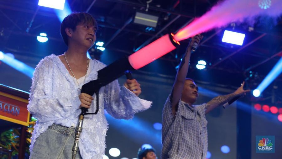 Grup band D'Masiv tampil memukau dalam gelaran Allo Fest 2025 yang berlangsung di Istora Senayan, Jakarta, pada Minggu (22/6/2025). (CNBC Indonesia/Tias Budiarto) Grup band D'Masiv tampil memukau dalam gelaran Allo Fest 2025 yang berlangsung di Istora Senayan, Jakarta, pada Minggu (22/6/2025). (CNBC Indonesia/Tias Budiarto)