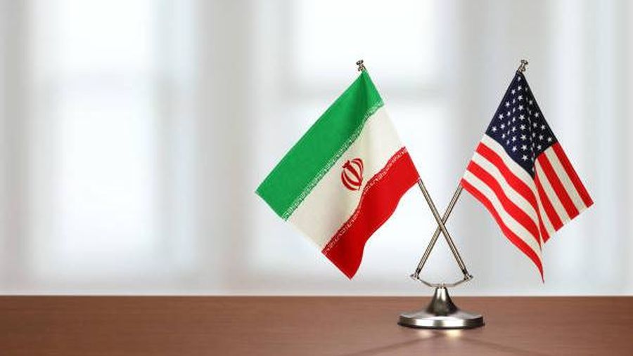 Ilustrasi bendera Amerika Serikat dan Iran. (iStockphoto/studiocasper)