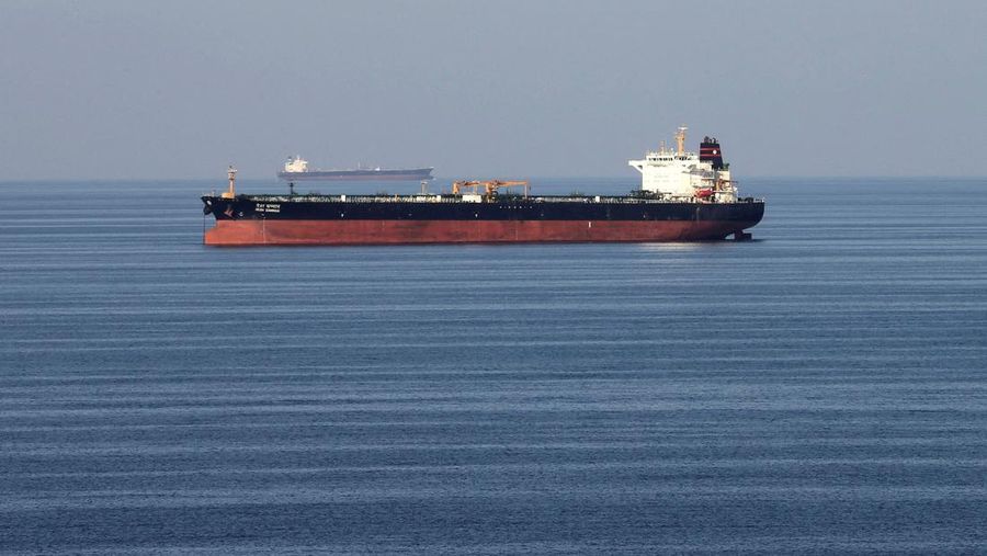 Kapal tanker minyak melewati Selat Hormuz, 21 Desember 2018. (REUTERS/Hamad I Mohammed/Foto File)