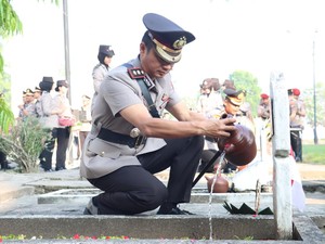 Tradisi Ziarah Makam Polisi Pejuang di Mojokerto Jelang HUT Bhayangkara