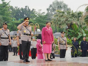 HUT Bhayangkara ke-79, Kapolri Ziarah ke Makam BJ Habibie dan Jenderal Hoegeng