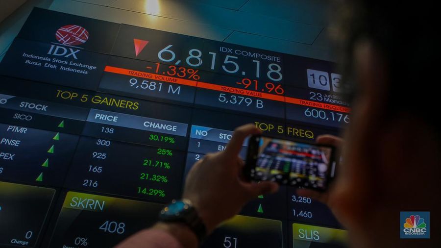 Layar menampilkan pergerakan Indeks Harga Saham Gabungan (IHSG) di gedung Bursa Efek Indonesia, Jakarta, Senin (23/6/2025). (CNBC Indonesia/ Faisal Rahman)