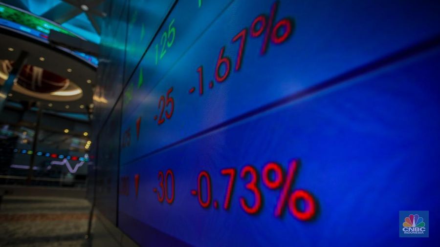 Layar menampilkan pergerakan Indeks Harga Saham Gabungan (IHSG) di gedung Bursa Efek Indonesia, Jakarta, Senin (23/6/2025). (CNBC Indonesia/ Faisal Rahman)