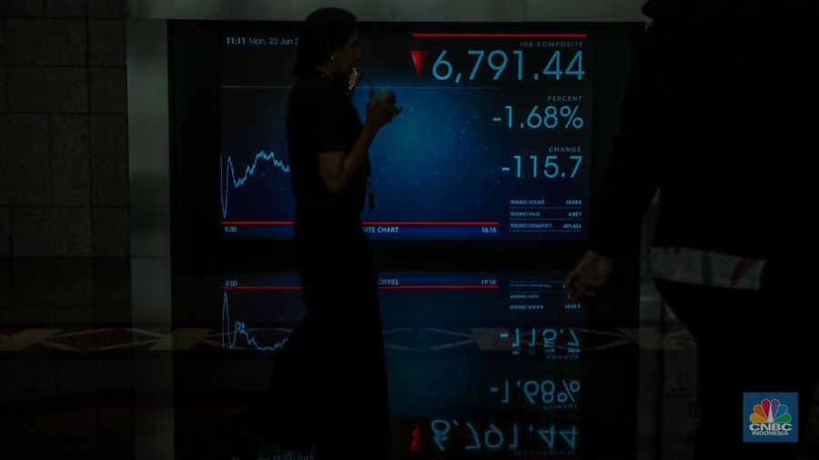 Layar menampilkan pergerakan Indeks Harga Saham Gabungan (IHSG) di gedung Bursa Efek Indonesia, Jakarta, Senin (23/6/2025). (CNBC Indonesia/ Faisal Rahman)