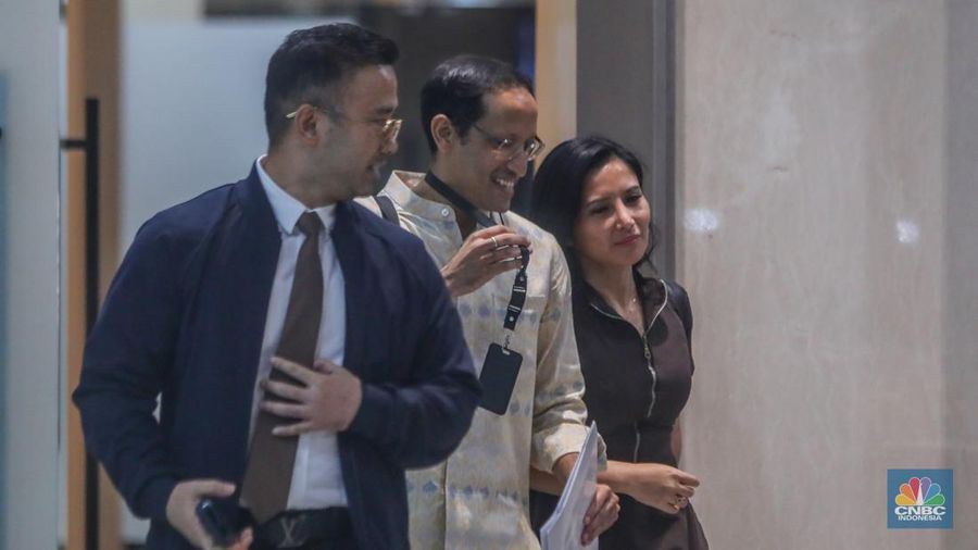 Mendikbudristek periode 2019-2024 Nadiem Makarim memberikan keterangan usai menjalani pemeriksaan di Gedung Pidsus, Kejaksaan Agung (Kejagung), Jakarta, Senin (23/6/2025). Mendikbudristek periode 2019-2024 Nadiem Makarim memberikan keterangan usai menjalani pemeriksaan di Gedung Pidsus, Kejaksaan Agung (Kejagung), Jakarta, Senin (23/6/2025). (CNBC Indonesia/Faisal Rahman)