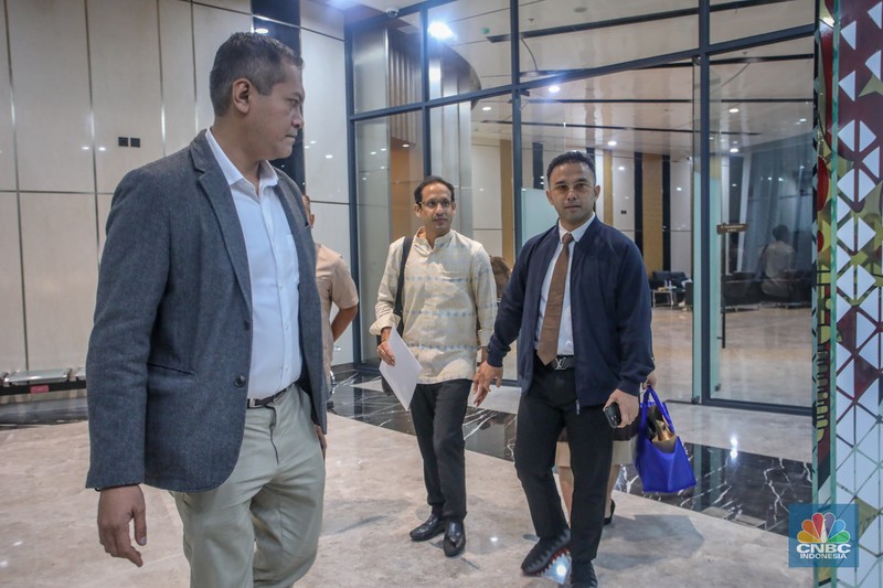 Mendikbudristek periode 2019-2024 Nadiem Makarim memberikan keterangan usai menjalani pemeriksaan di Gedung Pidsus, Kejaksaan Agung (Kejagung), Jakarta, Senin (23/6/2025). Mendikbudristek periode 2019-2024 Nadiem Makarim memberikan keterangan usai menjalani pemeriksaan di Gedung Pidsus, Kejaksaan Agung (Kejagung), Jakarta, Senin (23/6/2025). (CNBC Indonesia/Faisal Rahman)