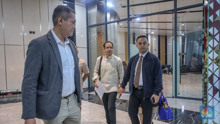 Mendikbudristek periode 2019-2024 Nadiem Makarim memberikan keterangan usai menjalani pemeriksaan di Gedung Pidsus, Kejaksaan Agung (Kejagung), Jakarta, Senin (23/6/2025). Mendikbudristek periode 2019-2024 Nadiem Makarim memberikan keterangan usai menjalani pemeriksaan di Gedung Pidsus, Kejaksaan Agung (Kejagung), Jakarta, Senin (23/6/2025). (CNBC Indonesia/Faisal Rahman)