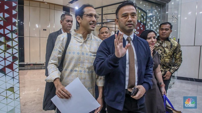 Mendikbudristek periode 2019-2024 Nadiem Makarim memberikan keterangan usai menjalani pemeriksaan di Gedung Pidsus, Kejaksaan Agung (Kejagung), Jakarta, Senin (23/6/2025). (CNBC Indonesia/Faisal Rahman)