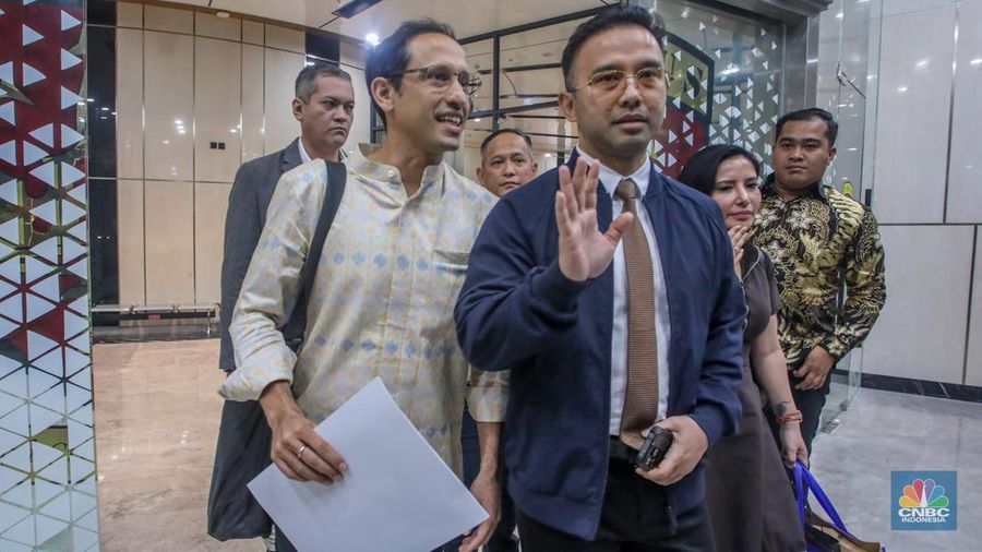 Mendikbudristek periode 2019-2024 Nadiem Makarim memberikan keterangan usai menjalani pemeriksaan di Gedung Pidsus, Kejaksaan Agung (Kejagung), Jakarta, Senin (23/6/2025). Mendikbudristek periode 2019-2024 Nadiem Makarim memberikan keterangan usai menjalani pemeriksaan di Gedung Pidsus, Kejaksaan Agung (Kejagung), Jakarta, Senin (23/6/2025). (CNBC Indonesia/Faisal Rahman)