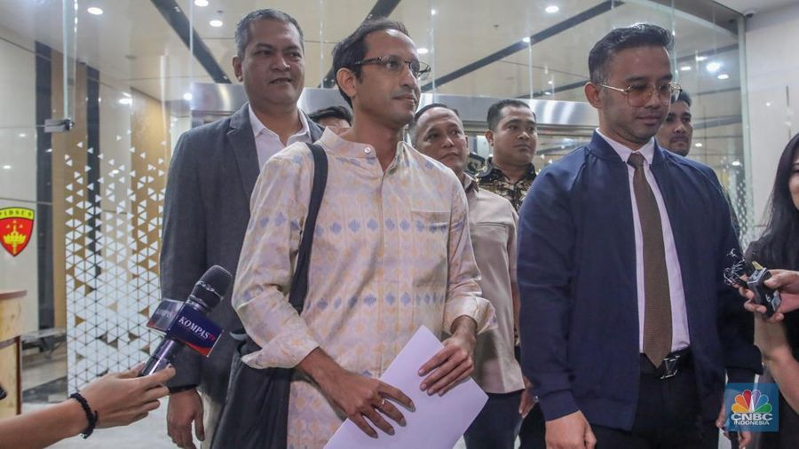 Mendikbudristek periode 2019-2024 Nadiem Makarim memberikan keterangan usai menjalani pemeriksaan di Gedung Pidsus, Kejaksaan Agung (Kejagung), Jakarta, Senin (23/6/2025). Mendikbudristek periode 2019-2024 Nadiem Makarim memberikan keterangan usai menjalani pemeriksaan di Gedung Pidsus, Kejaksaan Agung (Kejagung), Jakarta, Senin (23/6/2025). (CNBC Indonesia/Faisal Rahman)