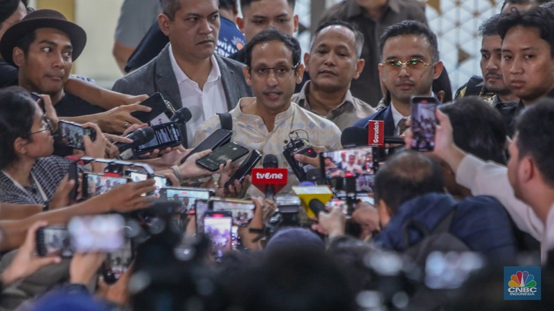 Mendikbudristek periode 2019-2024 Nadiem Makarim memberikan keterangan usai menjalani pemeriksaan di Gedung Pidsus, Kejaksaan Agung (Kejagung), Jakarta, Senin (23/6/2025). Mendikbudristek periode 2019-2024 Nadiem Makarim memberikan keterangan usai menjalani pemeriksaan di Gedung Pidsus, Kejaksaan Agung (Kejagung), Jakarta, Senin (23/6/2025). (CNBC Indonesia/Faisal Rahman)