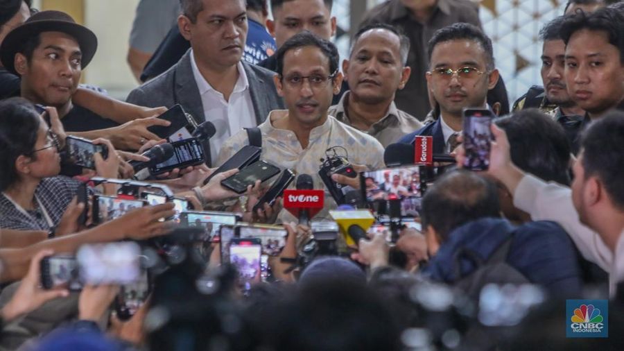Mendikbudristek periode 2019-2024 Nadiem Makarim memberikan keterangan usai menjalani pemeriksaan di Gedung Pidsus, Kejaksaan Agung (Kejagung), Jakarta, Senin (23/6/2025). Mendikbudristek periode 2019-2024 Nadiem Makarim memberikan keterangan usai menjalani pemeriksaan di Gedung Pidsus, Kejaksaan Agung (Kejagung), Jakarta, Senin (23/6/2025). (CNBC Indonesia/Faisal Rahman)