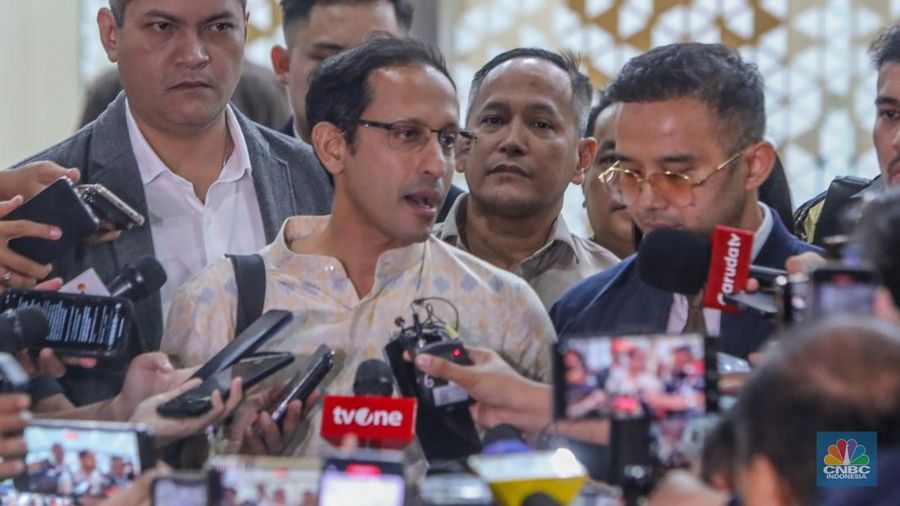 Mendikbudristek periode 2019-2024 Nadiem Makarim memberikan keterangan usai menjalani pemeriksaan di Gedung Pidsus, Kejaksaan Agung (Kejagung), Jakarta, Senin (23/6/2025). Mendikbudristek periode 2019-2024 Nadiem Makarim memberikan keterangan usai menjalani pemeriksaan di Gedung Pidsus, Kejaksaan Agung (Kejagung), Jakarta, Senin (23/6/2025). (CNBC Indonesia/Faisal Rahman)