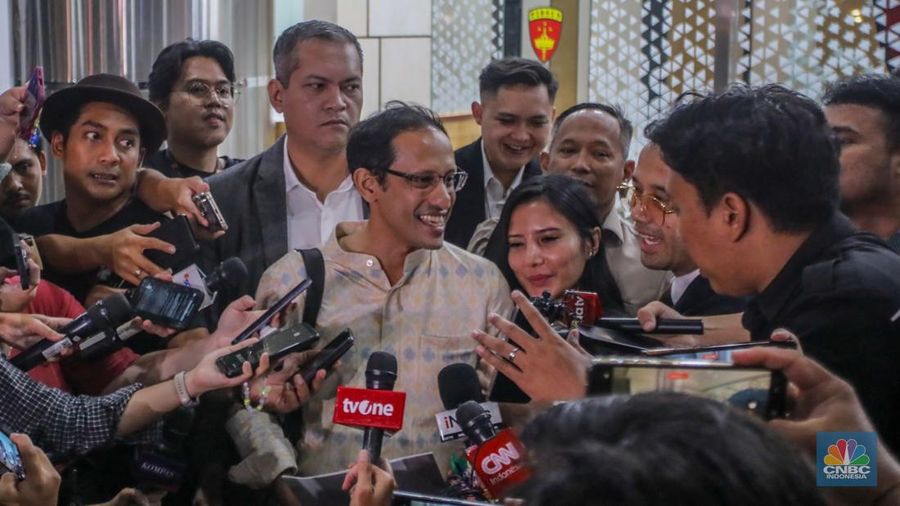 Mendikbudristek periode 2019-2024 Nadiem Makarim memberikan keterangan usai menjalani pemeriksaan di Gedung Pidsus, Kejaksaan Agung (Kejagung), Jakarta, Senin (23/6/2025). (CNBC Indonesia/Faisal Rahman)