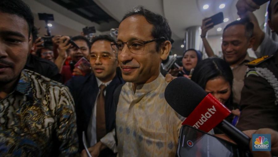 Mendikbudristek periode 2019-2024 Nadiem Makarim memberikan keterangan usai menjalani pemeriksaan di Gedung Pidsus, Kejaksaan Agung (Kejagung), Jakarta, Senin (23/6/2025). (CNBC Indonesia/Faisal Rahman)