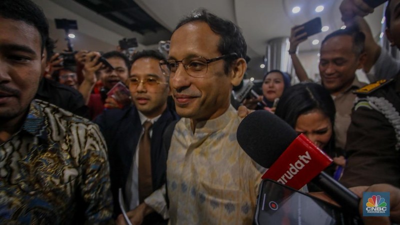 Mendikbudristek periode 2019-2024 Nadiem Makarim memberikan keterangan usai menjalani pemeriksaan di Gedung Pidsus, Kejaksaan Agung (Kejagung), Jakarta, Senin (23/6/2025). (CNBC Indonesia/Faisal Rahman)