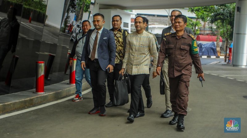 Mendikbudristek periode 2019-2024 Nadiem Makarim tiba di Kejaksaan Agung, Jakarta, Senin (23/6/2025). Nadiem datang untuk menjalani pemeriksaan sebagai saksi dalam kasus dugaan korupsi pengadaan laptop berbasis Chromebook senilai Rp 9,9 Triliun. (CNBC Indonesia/Faisal Rahman)